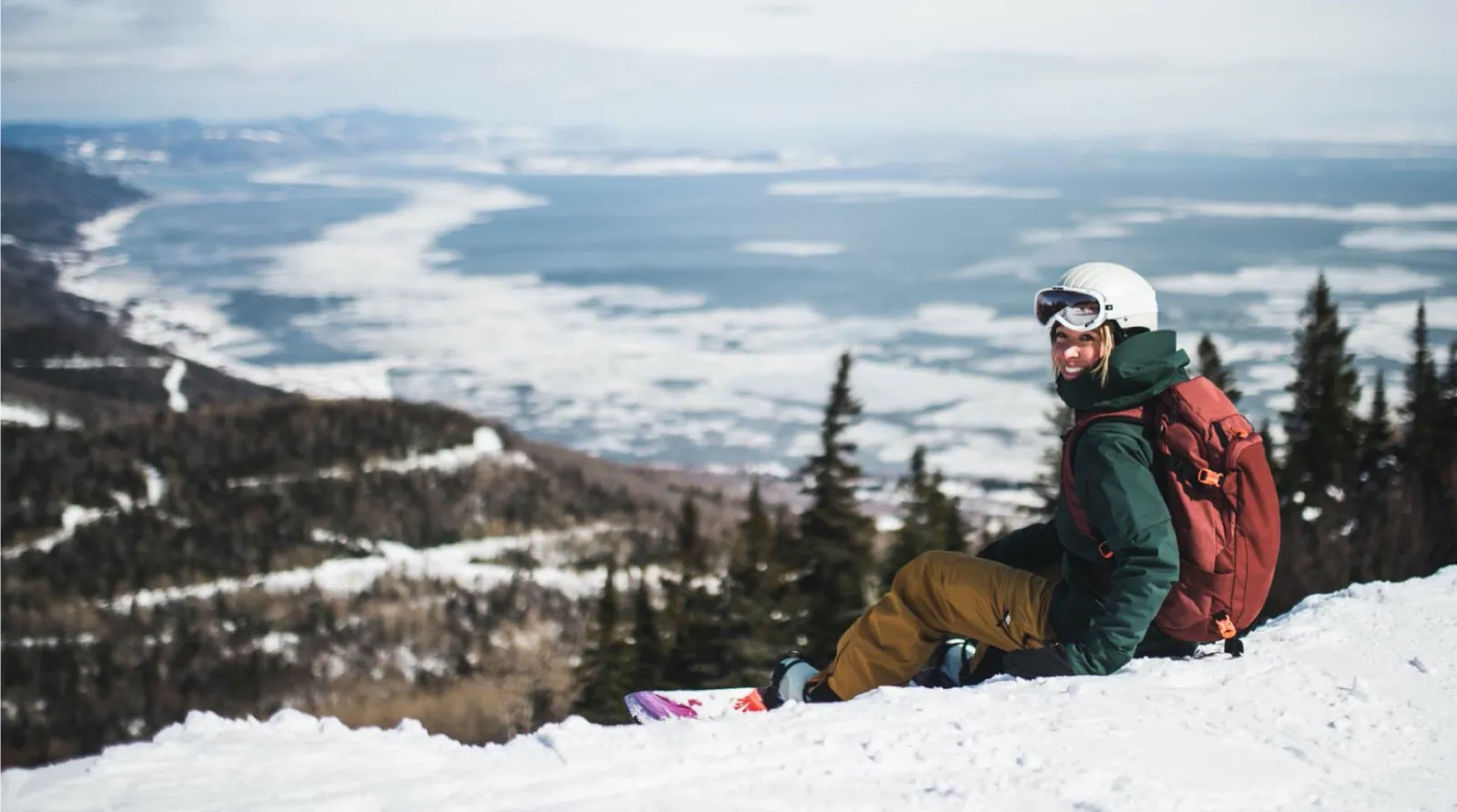 Image of a snowboarder on Le Massif overlooking the St. Lawrence River